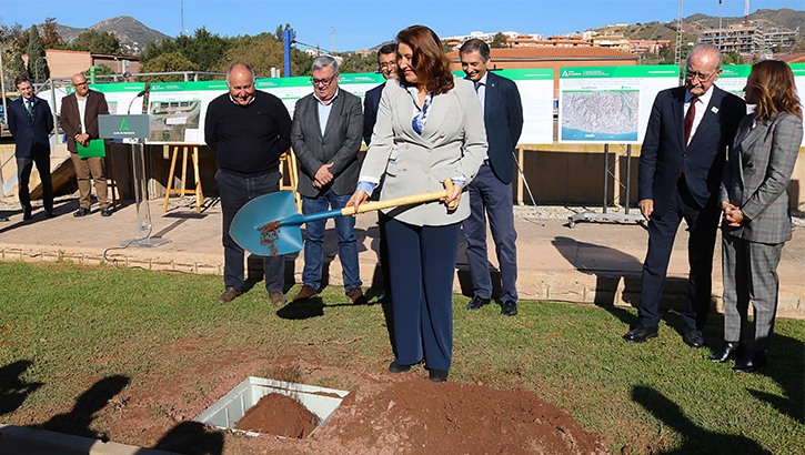 La consejera de Agricultura, Carmen Crespo, durante el acto simbólico de enterrar la primera piedra del tratamiento terciario