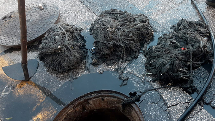 Madejas' de toallitas extraídas de una tubería de saneamiento en una reciente limpieza de redes