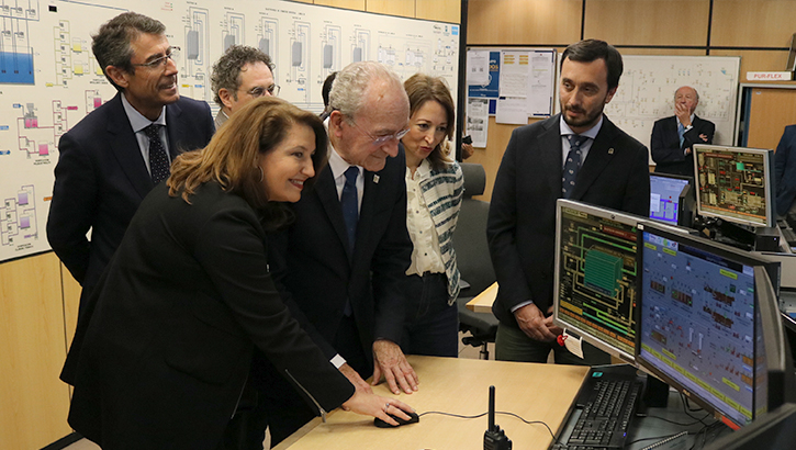 La consejera de Agricultura, Carmen Crespo, y el alcalde de Málaga, Francisco de la Torre, en la sala de control de la IDAS El Atabal accionando la puesta en marcha del nuevo sistema