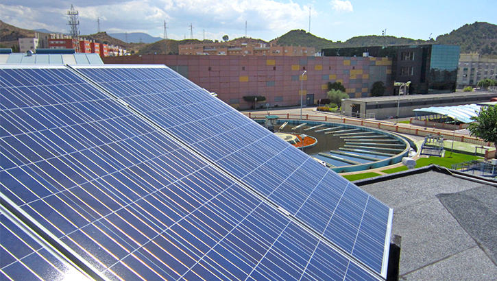 Placas solares instaladas sobre la cubierta de uno de los edificios de la ETAP El atabal