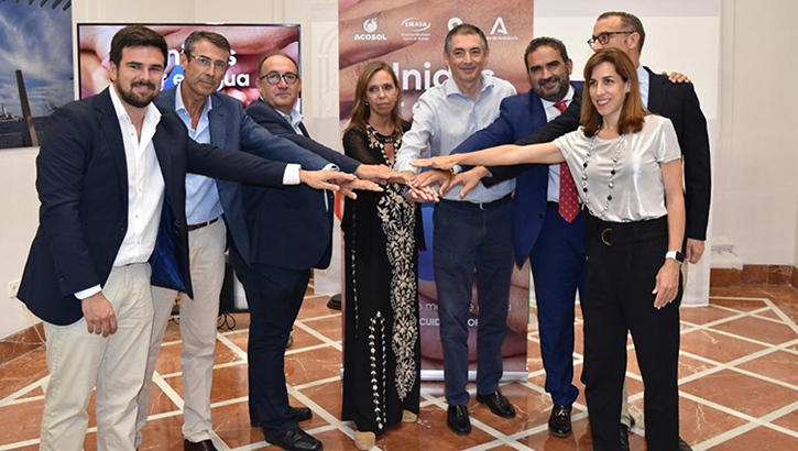 CamapañaUnidosPorlEAgua02 Participantes en la presentación posan ante la imagen de la campaña