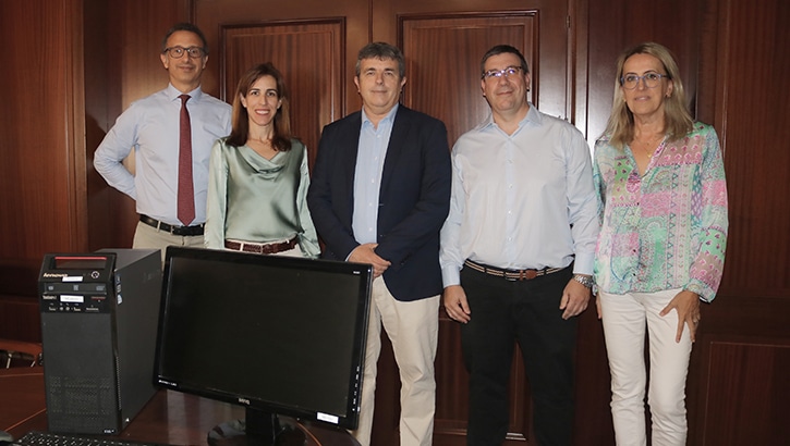Donacion_ASIT2023 la concejala delegada de Sostenibilidad Medioambiental, Penélope Gómez, junto a representantes de Emasa y ASIT en el acto simbólico de la entrega de equipos informáticos.
