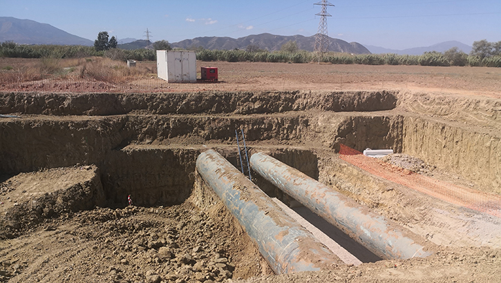 Zona en la que están desarrollando los trabajos de excavación para las arquetas de válvulas y maniobras de las conducciones que conectarán las plantas potabilizadoras de Pilones y El Atabal