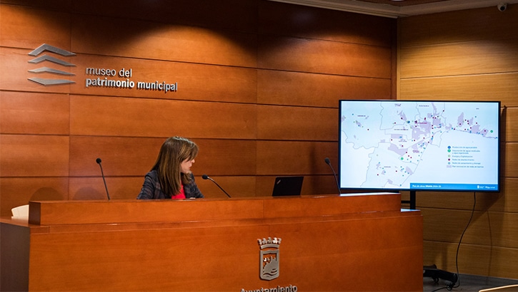 La concejala delegada de Sostenibilidad Medioambiental, Penélope Gómez, durante la presentación del plan de inversiones de Emasa.