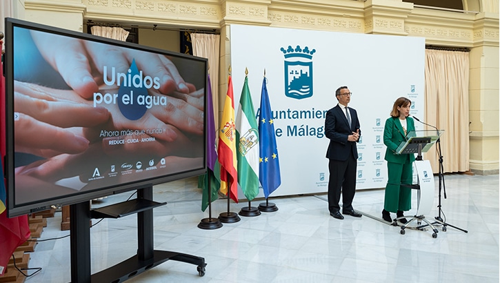 La concejala delegada de Sostenibilidad Medioambiental y el director-gerente de Emasa, en la rueda de prensa celebrada hoy en el Ayuntamiento