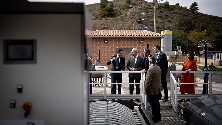 El presidente de la Junta de Andalucía, acompañado del alcalde de Málaga junto con otras autoridades, durante la visita a las instalaciones de la EDAR Peñón del Cuervo. 