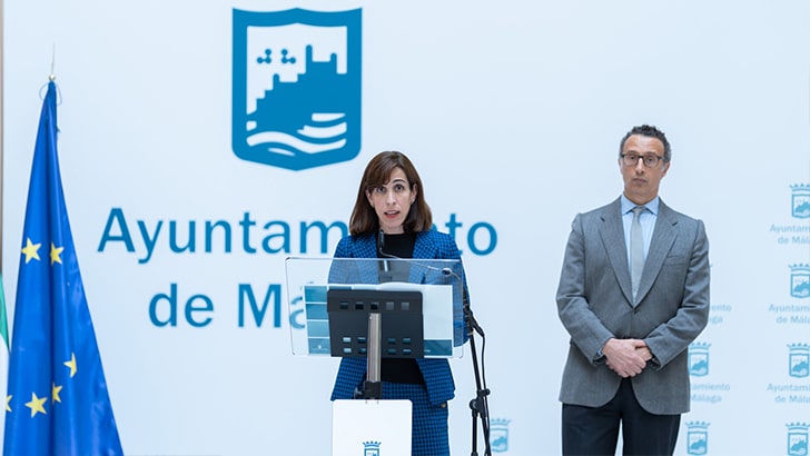 La concejala delegada de Sostenibilidad Medioambiental y el director-gerente de Emasa, en la rueda de prensa celebrada hoy en el Ayuntamiento