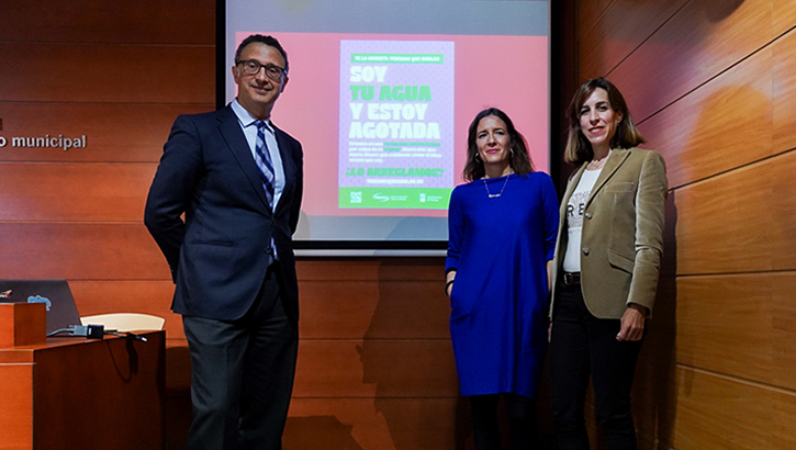 La concejala delegada de Sostenibilidad Medioambiental, el director-gerente de Emasa y la responsable del estudio creativo que ha ideado esta campaña, tras la rueda de prensa celebrada hoy en el MUPAM. 