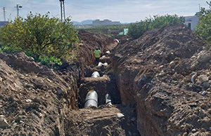 Construcción de una tubería a través de una zanja.