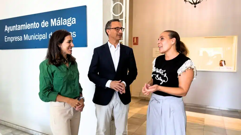 2 EMASA dona equipos informáticos a la Asociación DOSTA para impulsar la educación y la sostenibilidad